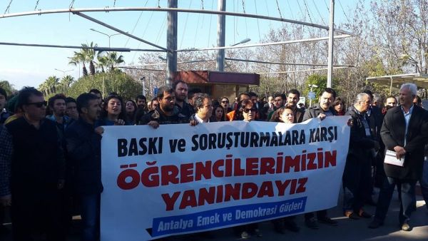 Soruşturmaları protesto eden öğrencilerin karşısına rektör çıkamadı