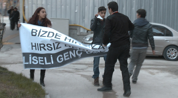 Tutuklanan sıra arkadaşlarının hesabını soran 3 liseli gözaltına alındı