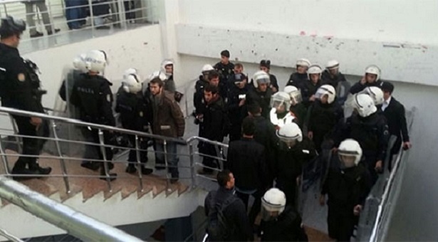 YTÜ&#8217;de Davutoğlu&#8217;nu protesto afişi asan 23 üniversiteli gözaltına alındı