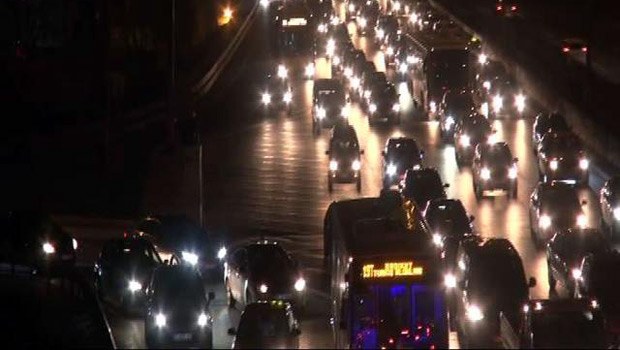 İki saat otobüs gelmedi, halk D-100’ü kesti