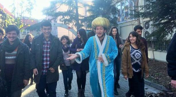 İstanbul Üniversitesi’nde “padişahlı” eylem