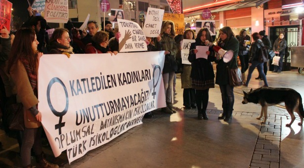 İzmir&#8217;de psikologlar derneği Özgecan için sokakta