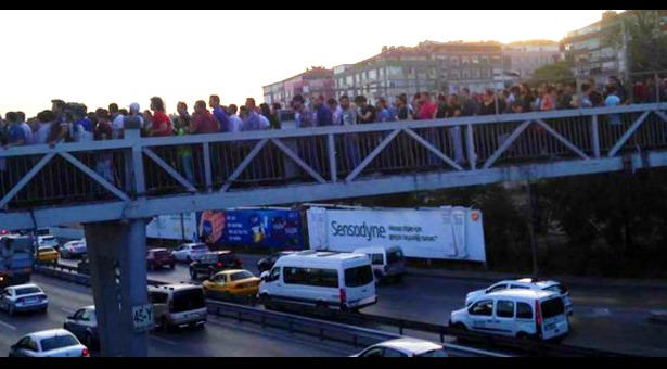 Metrobüse giden köprü tıkandı, halk E-5’ten karşıya geçti