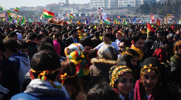 İstanbul&#8217;da yüz binler Newroz&#8217;da buluştu: &#8216;Sen tek biz milyonlarız&#8217;