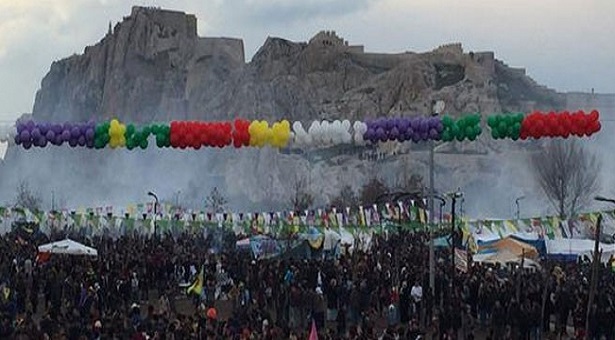 Van Newroz&#8217;una polis saldırdı