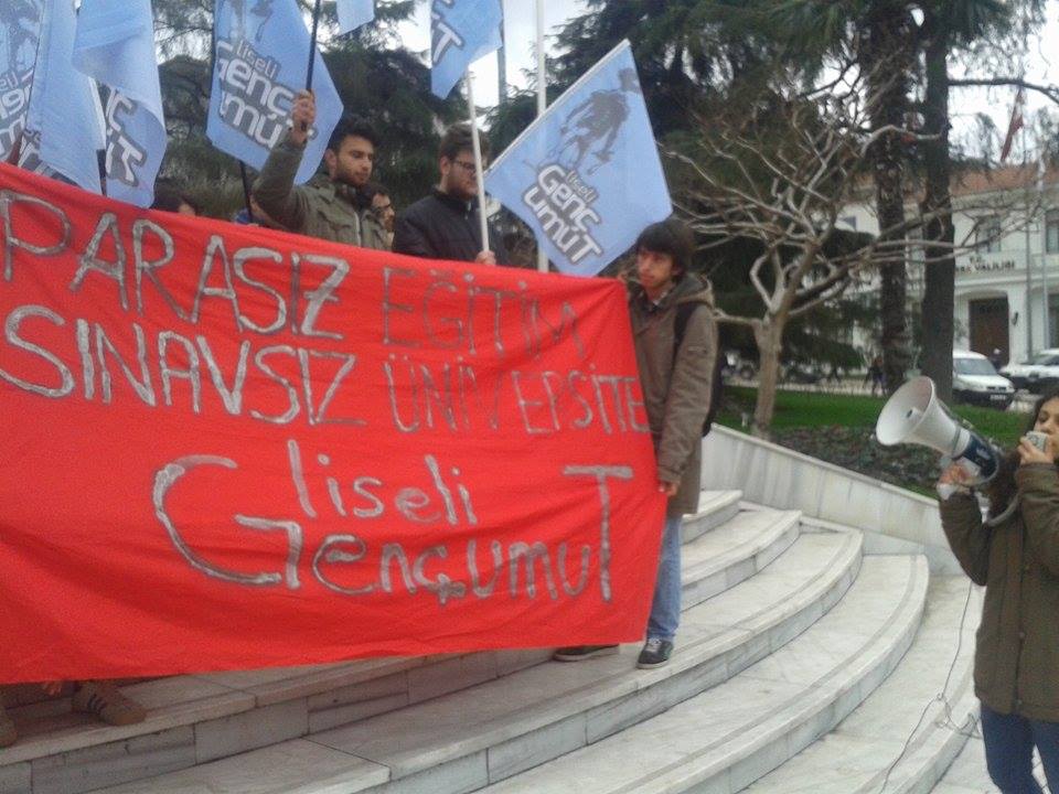 Bursa&#8217;da liseliler sınav sistemini protesto etti