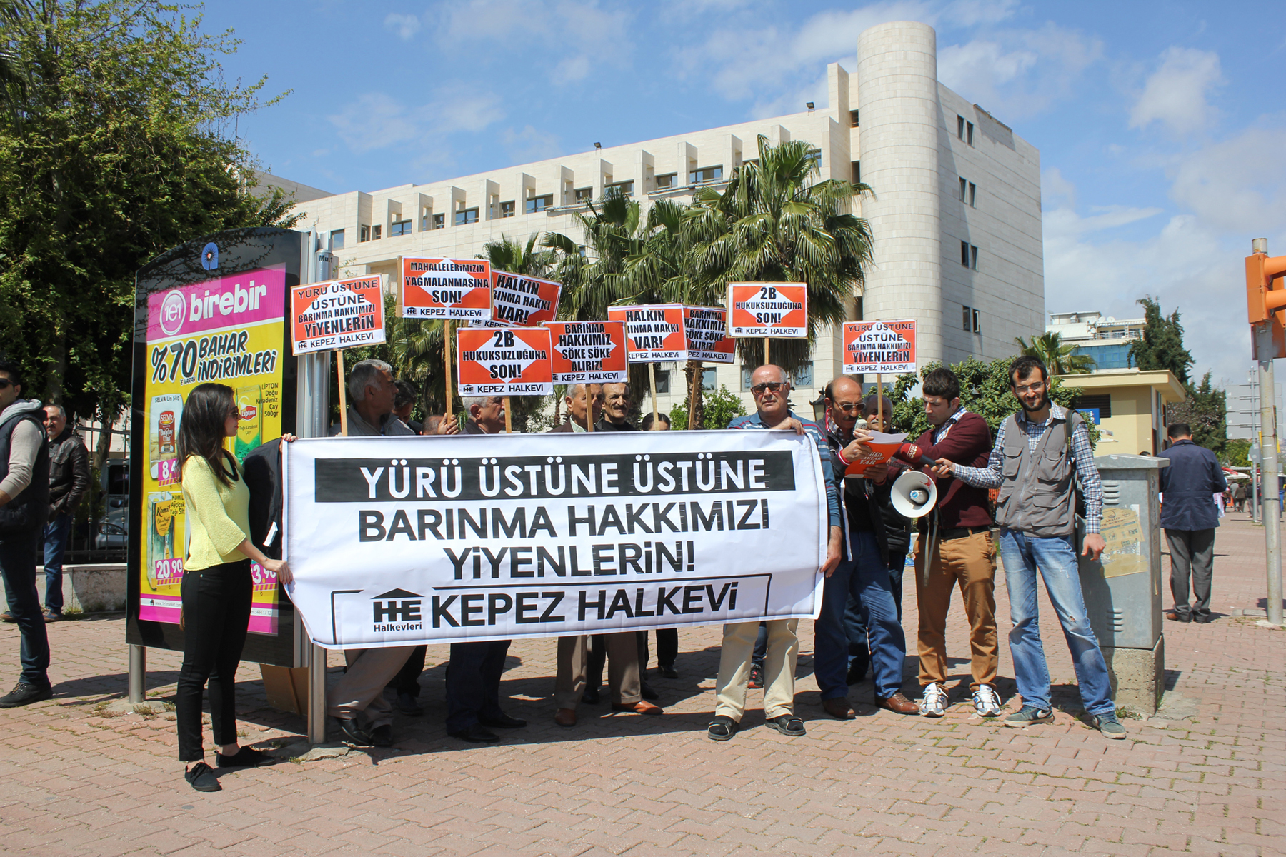 Antalya’da 2B mağdurları Defterdarlık önünde