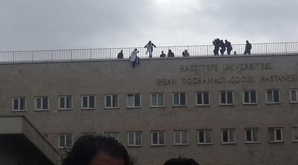 Hacettepe Çocuk Acil'in çatısında sağlık hakkı eylemi