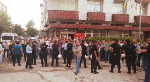 Tekirdağ Saray’da faşist saldırı: Bin kişi HDP binasını kuşattı