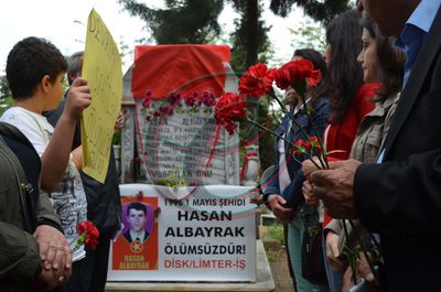 Hasan Albayrak mezarı başında Limter-İş tarafından anıldı
