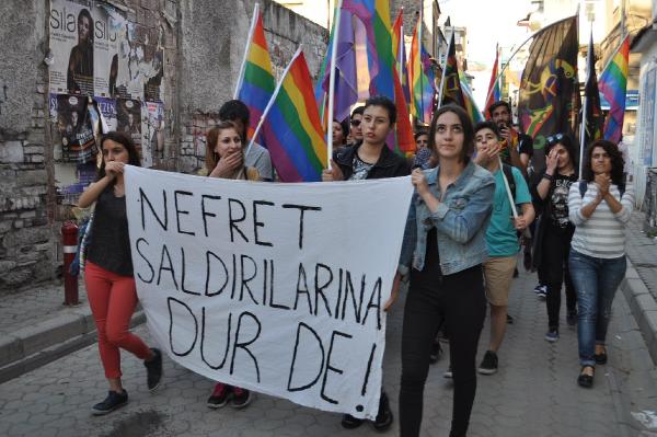Translara yönelik saldırılar İzmir&#8217;de protesto edildi