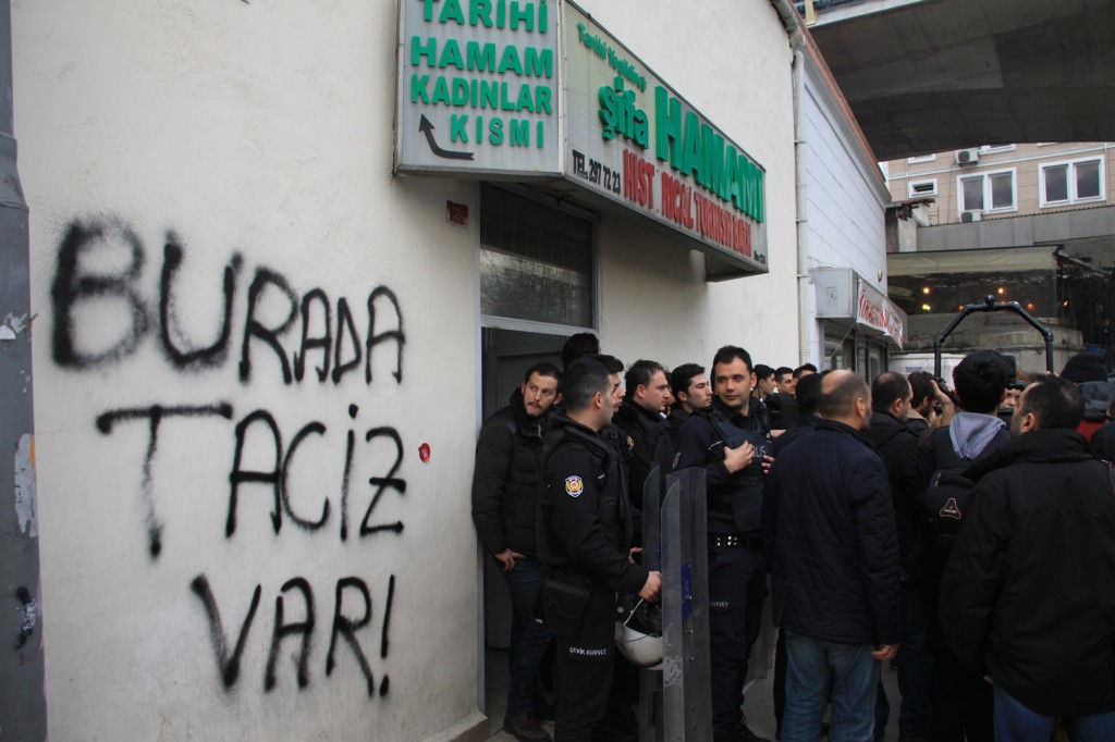 Fransız turistlere hamamda taciz davası ertelendi