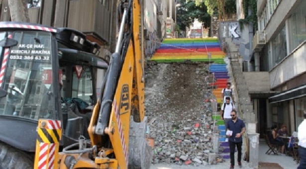Gezi&#8217;nin simgesi &#8216;gökkuşağı merdivenler&#8217; yıkıldı