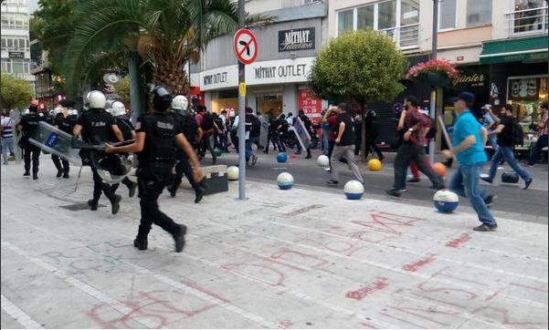 Polis saldırısı sırasında sivil polislerin ellerinde sopalar olduğu görüldü. Foto: Yarın Haber