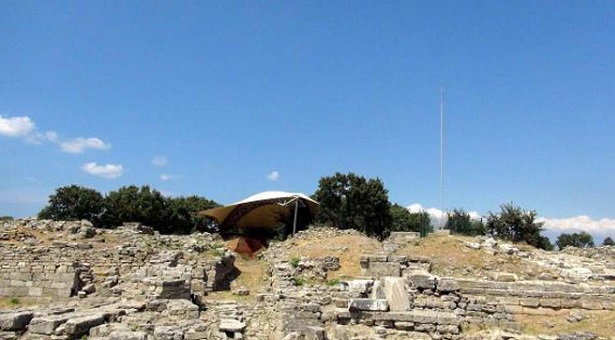 Troia Antik Kenti&#8217;nin ortasına beton dökülerek paratoner dikildi!