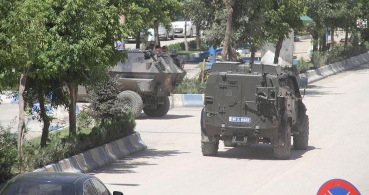 Hakkari&#8217;de polis mahalleleri abluka altına aldı, halka saldırdı