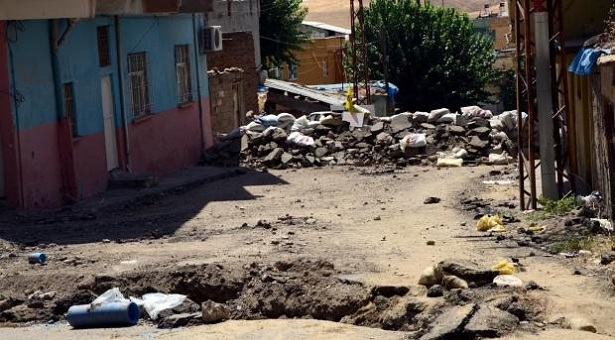 Silvan&#8217;da operasyon: Bir genç hayatını kaybetti