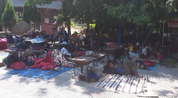 Edirne&#8217;de polisten sığınmacılara: Gitmezseniz zorla çıkarırız