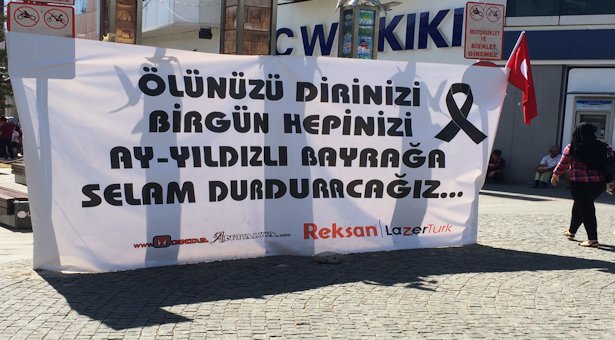Antalya&#8217;da ırkçı pankartlar