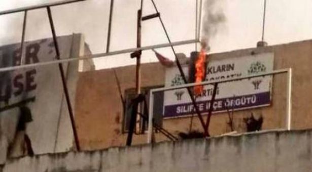 Alanya, Silifke, Edremit ve Malatya&#8217;da HDP binaları ateşe verildi