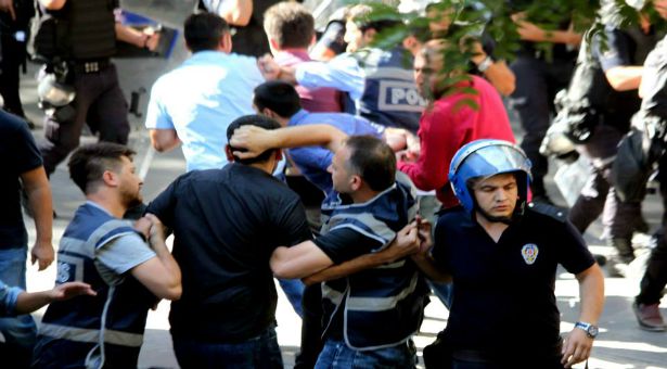 Konur Sokak&#8217;a polis saldırdı: 9 kişi gözaltına alındı