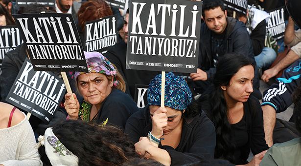 İstanbul&#8217;daki anma eyleminden kareler: Unutmuyoruz, buradayız!