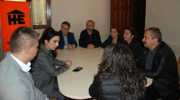 HDP&#8217;den Halkevleri&#8217;ne taziye ziyareti: &#8220;Katliamın sorumlusu AKP&#8217;dir!&#8221;