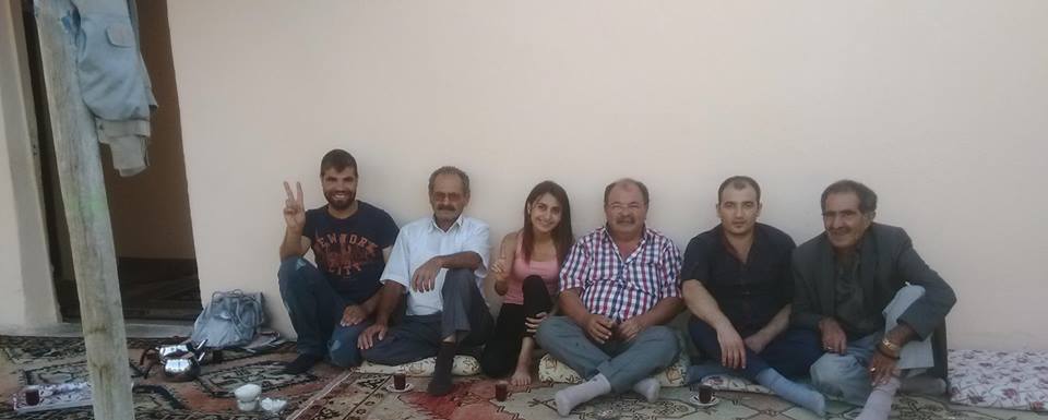 En sağda oturan