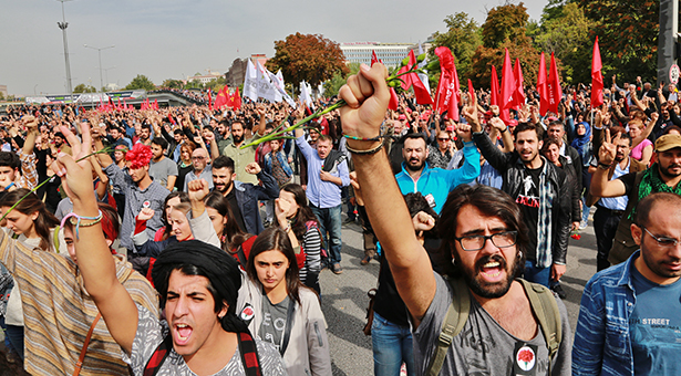 Ankara&#8217;da katledilenlere uğurlama: &#8216;Ciğerimiz yandı ama o barış gelecek!&#8217;