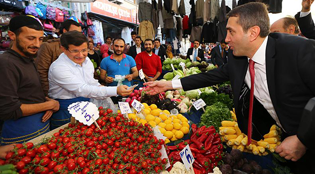 Halk pazarı halktan arındırıldı, &#8216;hayata dokunan&#8217; Davutoğlu korumalarına satış yaptı