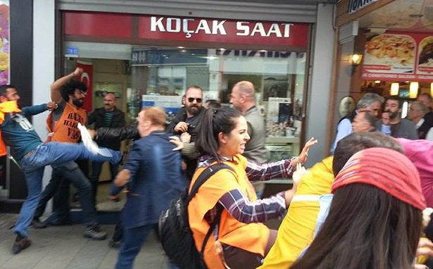 Antalya&#8217;da Cumhuriyet dağıtanlara faşist saldırı püskürtüldü