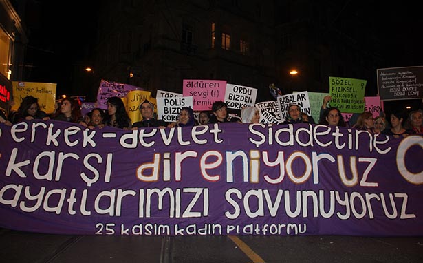 İstanbul&#8217;da kadınlar gece yürüyüşünde buluştu: &#8220;Erkek devlet şiddetine direniyoruz&#8221;