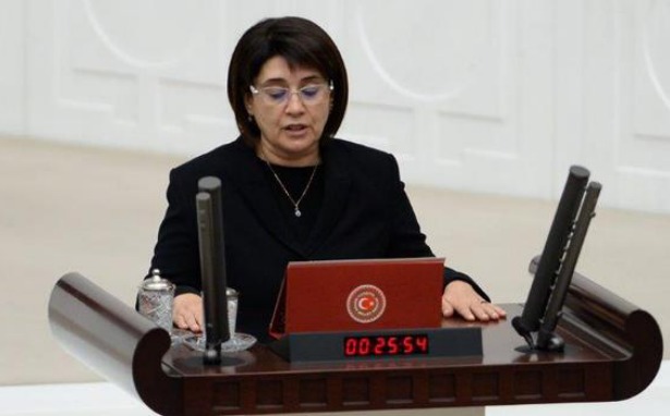Leyla Zana Kürtçe konuştu, yemini geçersiz sayıldı