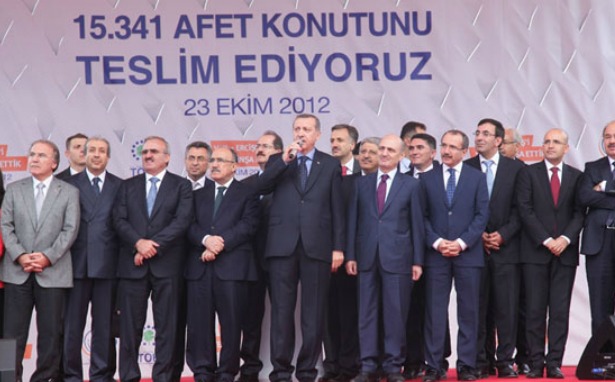 Van&#8217;da depremzede konutları polis ve jandarmaya dağıtıldı