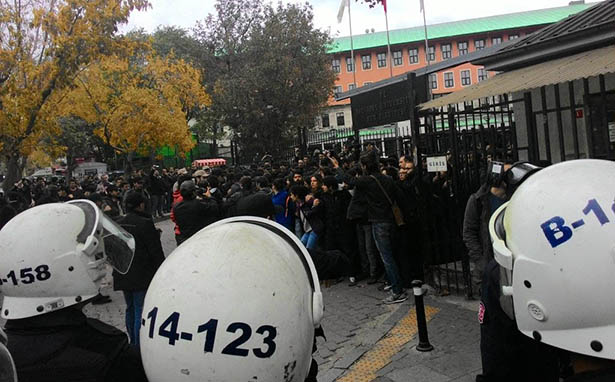 İÜ&#8217;de YÖK eylemine polis saldırısı: Çok sayıda üniversiteliye gözaltı