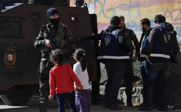Kürt halkı sandık başına namlular altında gitti &#8211; Dakika dakika
