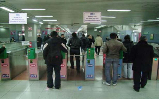 Ankara Metrosu&#8217;nda kart basmayan yolcuya dayak