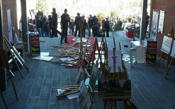 SDÜ&#8217;de üniversiteliler cihatçı İHH standına izin vermedi