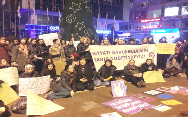 Kadınlar sokakta &#8216;barış nöbeti&#8217;nde