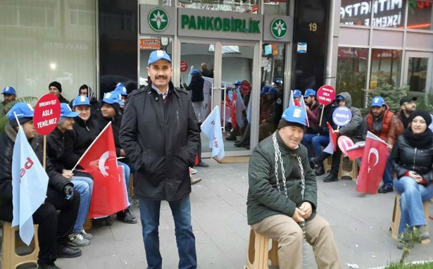 İşten atılan 76 işçi Pankobirlik önünde kendini zincirledi