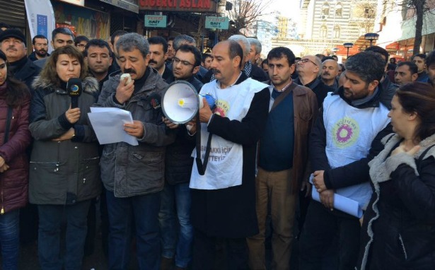 DİSK ve KESK Sur&#8217;da: &#8216;Kimsenin ölmesini istemiyoruz&#8217;
