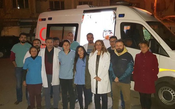 Sağlıkçılar bodrumdaki yaralılar için Cizre yolunda
