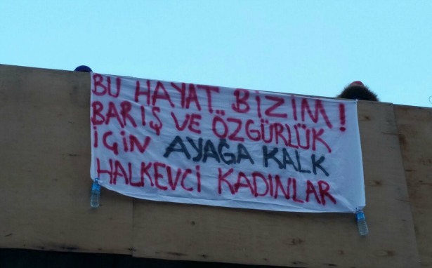 Kadınlar Esenyurt&#8217;ta &#8220;Barış ve özgürlük için ayağa kalk&#8221; pankartı sallandırdı