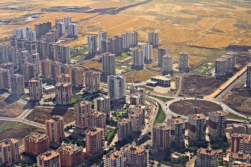 Hendeklerin ardında özyönetimin inşaası &#8211; Ayhan Erdoğan
