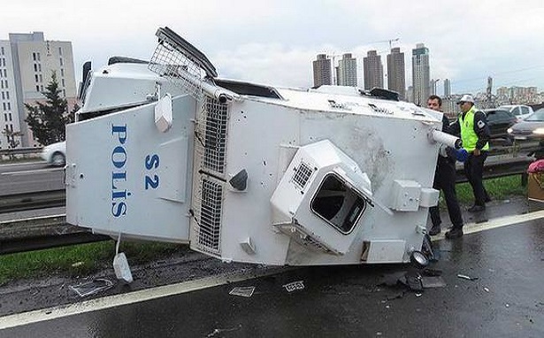 Şırnak&#8217;ta polis servisine roketatarlı saldırı: İki polis hayatını kaybetti