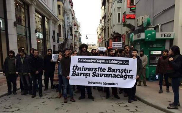 Üniversiteliler eylemde: Üniversite barıştır, barışı savunacağız
