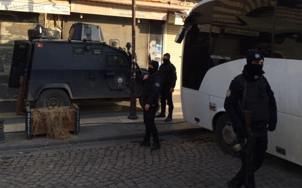 Sur&#8217;da özel harekatçıların bulunduğu bina çöktü
