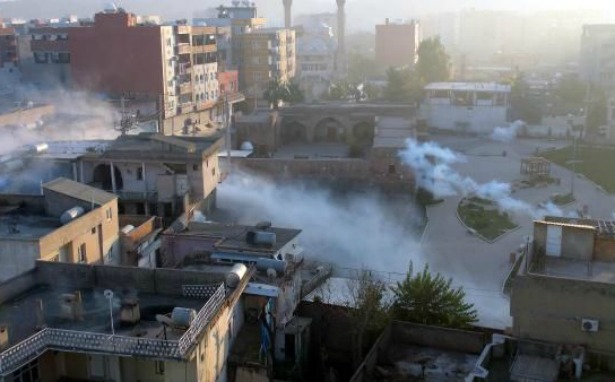 Cizre: Yaralılar için yürüyenlere ateş açıldı, İMC TV kameramanı vuruldu