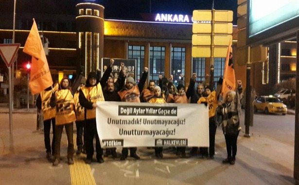 Yeni yıla girerken Ankara Garı önünde anma: &#8216;Yıllar geçse de unutturmayacağız&#8217;