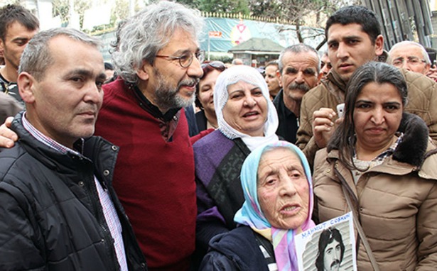 Can Dündar ve Erdem Gül, Cumartesi Anneleri&#8217;nin yanında